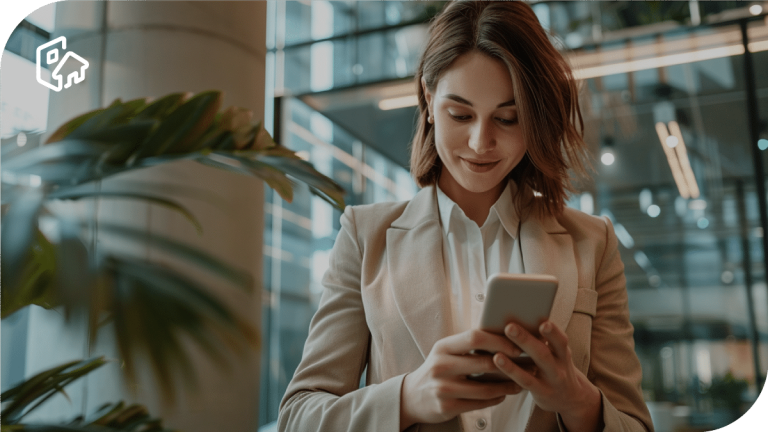 Mujer con un movil reservando un espacio de trabajo